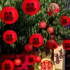 Lanternas em árvores em quintais rurais, personagens decorativos "felizes", decorações penduradas para casas novas, artigos festivos para quintais pequenos, plantas verdes para exterior