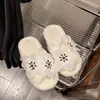 Novas pantufas de casa da moda, sem cadarço, de sola reta para ambientes internos, com grandes strass florais, algodão da moda 2026