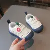 Colección de otoño 2026: Zapatos funcionales transpirables de malla con suela blanda para niños pequeños, versátiles y ligeros, adecuados tanto para niños como para niñas, y para bebés e infantes.