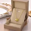 Venta Caliente Europea y Americana Roble Zirconio Completo Pequeño Colgante para Cintura de Hombre Moda Todo Fósforo LOVE Titanio Acero Collar Joyería de Moda para Mujer