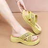Nuevas zapatillas de tacón alto de moda para mujer para uso en exteriores, de suela gruesa, elegantes, para el hogar, de suela blanda, zapatillas para mamá