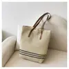 Bolsa de palha tecida grande capacidade estilo coreano para mulheres, modelo novo, atacado do fabricante, bolsa de praia para férias à beira-mar, bolsa de ombro casual de palha