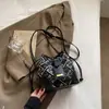 Bolso Pequeño Exquisito de Alta Apariencia de Moda para Mujer Modelo Nuevo 2026 Tela de Parches Estilo Nacional Bolso Cubo de Hombro Bolso Cruzado de Nicho