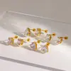 Brincos Europeus e Americanos Pequenos e Delicados com Quatro Garras Cravejados de Diamantes, Versáteis e Elegantes Brincos de Aço Inoxidável para Piercing, Cor Dourada 18K Conservadora