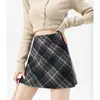 Falda de lana a cuadros grises para mujer, nuevo estilo otoño 2026, de cintura alta, corte A, adelgazante, bodycon corta para figuras petite