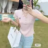 Camiseta sencilla y versátil de manga corta con estampado en V para mujer, nuevo top de punto de verano 2026, deslumbrante color dopamina