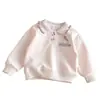 Camisa polo de outono para meninas com bordado de gato de desenho animado fofo, apresentando uma gola franzida e um design elegante de puxar.
