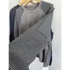 ¡Diseñador coreano! Sudadera de cuello redondo con patchwork de rayas en las mangas, colección otoño 2026, textura de lana sintética, jersey de imitación de dos piezas