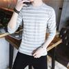 Camiseta de manga larga para hombre, cuello redondo, a rayas blancas y negras, estilo coreano moderno, corte ajustado, ropa de primavera y otoño, camiseta interior para hombre