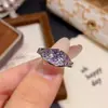 Anel de Lábio Roxo de Luxo Leve e de Alta Qualidade, Anel Feminino Colorido com Diamante Dopamina, Design de Nicho Moderno e Versátil