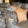 Venta al por mayor de fábrica Estilo de marca grande Juego de ropa de cama de cuatro piezas Cepillado Sencillo Juego de sábanas de cama de tres piezas para estudiantes Para todas las estaciones 4