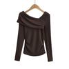 Hot girl off-shoulder collarbone manga comprida camisa de fundo top feminino 2023 outono plissado alongamento slim-fit gola oblíqua t-shirt
