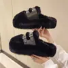 Chinelos de Pele com Solado Grosso Estilo Coreano Tendência para Mulheres 2025 Novo Outono/Inverno Plus Veludo Quente Confortável Moda para Exterior Chinelos de Algodão