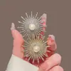 Broche de Girasol Elegante de Gama Alta Estilo 2026 con Adornos Completos de Diamante y Perla, Broche Versátil para Traje