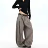 Calça Ocidental Retrô Americana de Cintura Inclinada com Duas Pregas e Perna Larga Corte Tesoura para Homens e Mulheres Senso de Design Solta Casual para o Dia a Dia Calça com Caimento