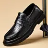 Sapatos masculinos de couro, estilo slip-on, nova coleção 2026, sapatos masculinos de negócios, sem cadarço, com sola grossa, sapatos casuais estilo britânico