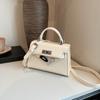 Bolsos nuevos de verano 2024, modernos y versátiles, para uso diario, tipo Kelly, para mujer, elegante, de un solo hombro, bandolera cuadrada pequeña.