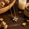 Colar de Aço Titânio com Pingente de Trevo de Quatro Folhas Totalmente Cravejado, Estilo Francês de Luxo Leve, Compacto, para Mulheres, Exquisito e Doce, Conjunto de Corrente para Clavícula Versátil de Alta Qualidade