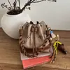 Bolso de cubo elegante y único para mujer, con una estética retro en tonos tierra, perfecto para el verano de 2026. Se puede llevar en la mano, usar como bolso de hombro o como bolso cruzado.