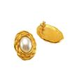 Brincos de pérola de aço inoxidável de luxo leve de luxo europeu e americano transfronteiriço elegante versátil francês retro brincos de aço titânio atacado