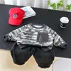 Conjunto Fashion de Manga Longa para Meninos da Nova Primavera 2026 Novo Estilo Primavera Elegante Tie-Dye Listrado Conjunto de Duas Peças Roupas da Moda
