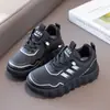 2026 Novos Sapatos Infantis Respiráveis de Malha Confortáveis Antiderrapantes da Moda com Solado Grosso Versáteis Esportivos Casuais para Corrida