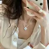 Collar vintage de nácar con flor de cerezo y trébol de cuatro hojas para mujer, diseño de nicho con un toque de alta gama, accesorio de cadena para clavícula versátil