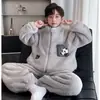 Pijama de manga larga de forro polar de coral para niños para otoño e invierno, con un lindo diseño de dibujos animados, un aspecto elegante y que proporciona calidez para usar en interiores.