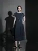 Vestido redondo de manga corta con múltiples paneles estilo francés, falda de longitud media, vestido versátil de color liso para mujer primavera-verano con un toque de alta gama y mangas acampanadas