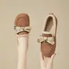 Sapatos casuais quentinhos e peludos para mulheres, novo estilo de inverno 2026, sapatos de algodão com forro de fleece, mocassins de calçar fácil com proteção no calcanhar para uso externo