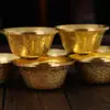 Cuenco de suministro de agua de cobre estilo Tíbet, taza de agua tallada a mano, siete tazas, cuenco de agua de fondo plano, decoración del hogar, un juego de 7