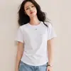 Camiseta Branca Bordada de Manga Curta para Mulheres, Novo Estilo Verão 2026, Ombro Normal, Gola Redonda, Franzido, Emagrecimento, Toque de Luxo, Top Tendência