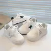 Tênis Esportivo Infantil 2026 Outono Novo Modelo Sapatos Brancos para Meninas Sola Macia Tênis para Meninos Estrela de Cinco Pontas Estilo Coreano Sapatos Casuais