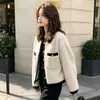 Jaqueta curta de lã de cordeiro para mulheres, novo estilo outono/inverno 2026, tamanho pequeno, versátil, estilo retrô de Hong Kong, blusa solta de manga longa