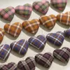 Bonitos Botones de Tela Estilo Retro a Cuadros en Forma de Corazón Accesorios DIY Accesorios para el Cabello Botones para Sombrero Abrigo Accesorios