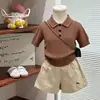 Moda Old Money Estilo Coreano Verano 2026 Nuevo para Niños Fresco Cuello de Solapa Color Café Tejido de Punto Manga Corta Bordado Shorts Moderno