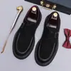 Zapatos de trabajo para hombre estilo británico de cuero gamuza negro con suelas gruesas y punta redonda, diseñados para aumentar la altura