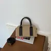Sensação Retrô de Alto Padrão Outono/Inverno 2026 Nova Bolsa Boston de Camurça e Pelúcia para Segurar na Mão Bolsa Pequena para o Dia a Dia Ombro Único Transversal