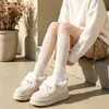 Botas de nieve retro de suela gruesa para mujer, nuevo modelo 2026, forradas de felpa de invierno, engrosadas, sin cordones de caña baja, zapatos de algodón que aumentan la altura para mujer