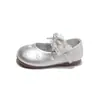 Zapatos de princesa para niñas estilo nuevo, dulces zapatos de piel para bebé de 2026 para niños, zapatos planos de suela blanda para niñas con lazos y diseños de corazón para primavera y otoño