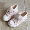 Tênis de lona com bolinhas estilo coreano para mulheres, sapatos brancos de uso duplo com gola dobrável e bolinhas, vendidos quentes na primavera e outono de 2026, tênis casuais de dopamina