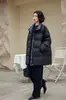 Jaqueta de Penas Feminina Estilo Europeu Tamanho Grande Patchwork Gola Alta Comprimento Médio 2026 Chegada Nova de Inverno Acolchoada com Penas de Pato Branco Casaco Moderno