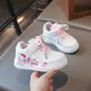 Zapatos de niña, nueva colección de otoño 2026, zapatillas deportivas de suela blanda, para niños mayores, parte superior de piel infantil, zapatillas blancas, diseño de dibujos animados