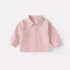 Conjunto de Camisa a Cuadros Estilo Nuevo Primavera Dianxi para Bebés Niños, Incluye Camisa, Cárdigan, Camiseta Básica y Jeans Conjunto de Tres Piezas