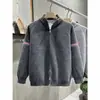 Suéter de tricô com padrão TB de três listras, conjunto combinando masculino e feminino, cardigã com gola alta, estilo old money, tendência outono/inverno, atacado de uma fábrica transfronteiriça