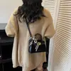 Bolsa Pequeña Retro Escarchada para Mujer 2025 Nuevo Estilo Bufanda de Seda Bolso de Mano Kelly Bolso Cruzado Elegante de Gamuza para Otoño e Invierno