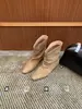 []Nueva colección otoño e invierno 2026: botines de ante de punta fina, que aumentan la altura, estilo europeo y americano, botas de media caña plisadas, botas de moda