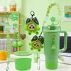 Set de Accesorios para Botella de Agua Stanley con Cadena de Flores, Tapa con Popote, Cadena con Colgante de Bola de Felpa Transfronterizo en Stock Venta al por Mayor