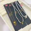 Collar de Lujo de Gama Alta, Moderno y Popular a Través de las Fronteras, Collar Sencillo de Acero Inoxidable Chapado en Oro de 18 Quilates con Elementos de Letras del Arco del Triunfo, Etc.