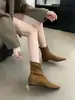 Nueva colección otoño e invierno 2026: botines sencillos de acabado mate y suela plana, botas de corte ajustado, botines elegantes de punta fina para mujer